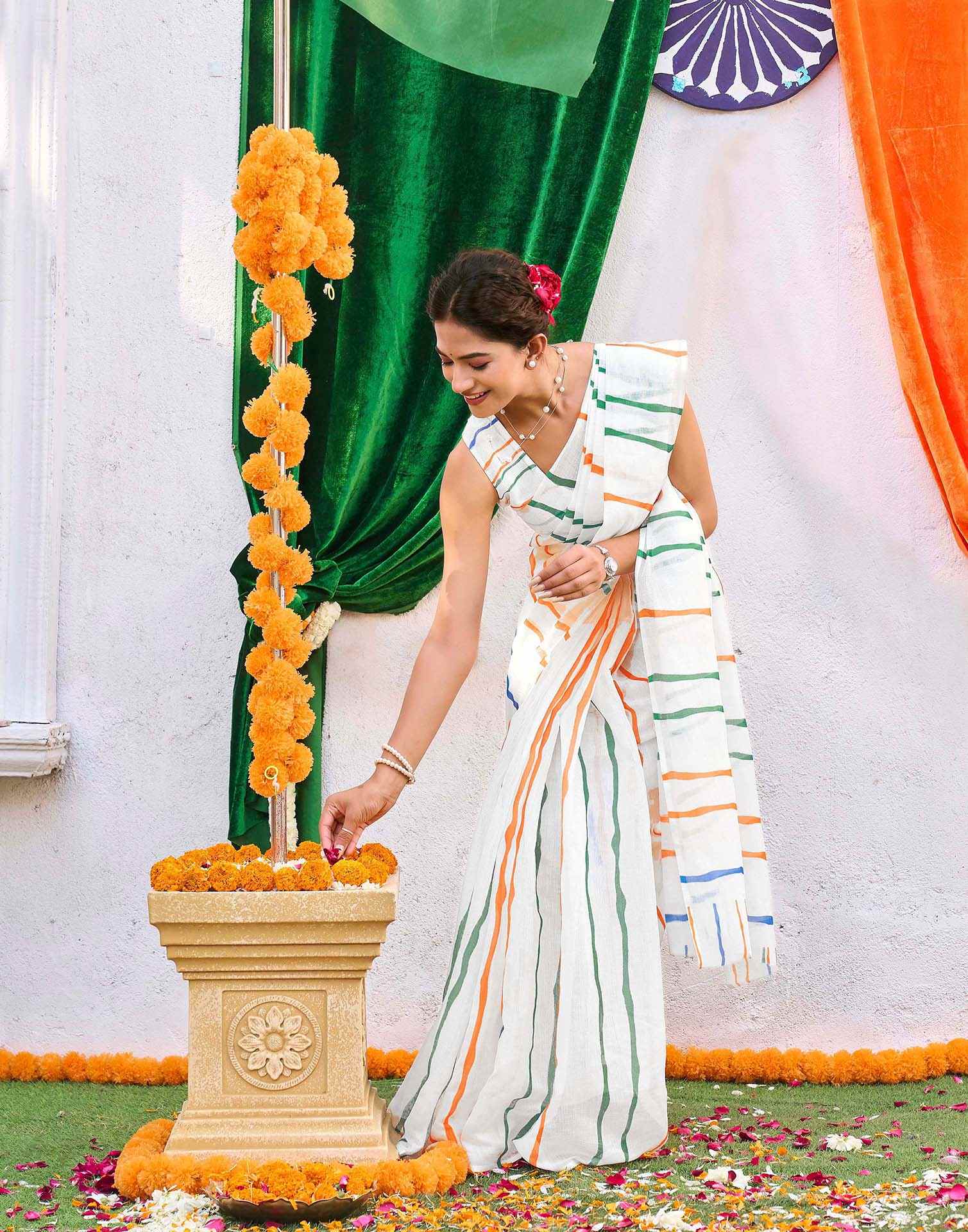 White Linen Printed Saree - Image 2