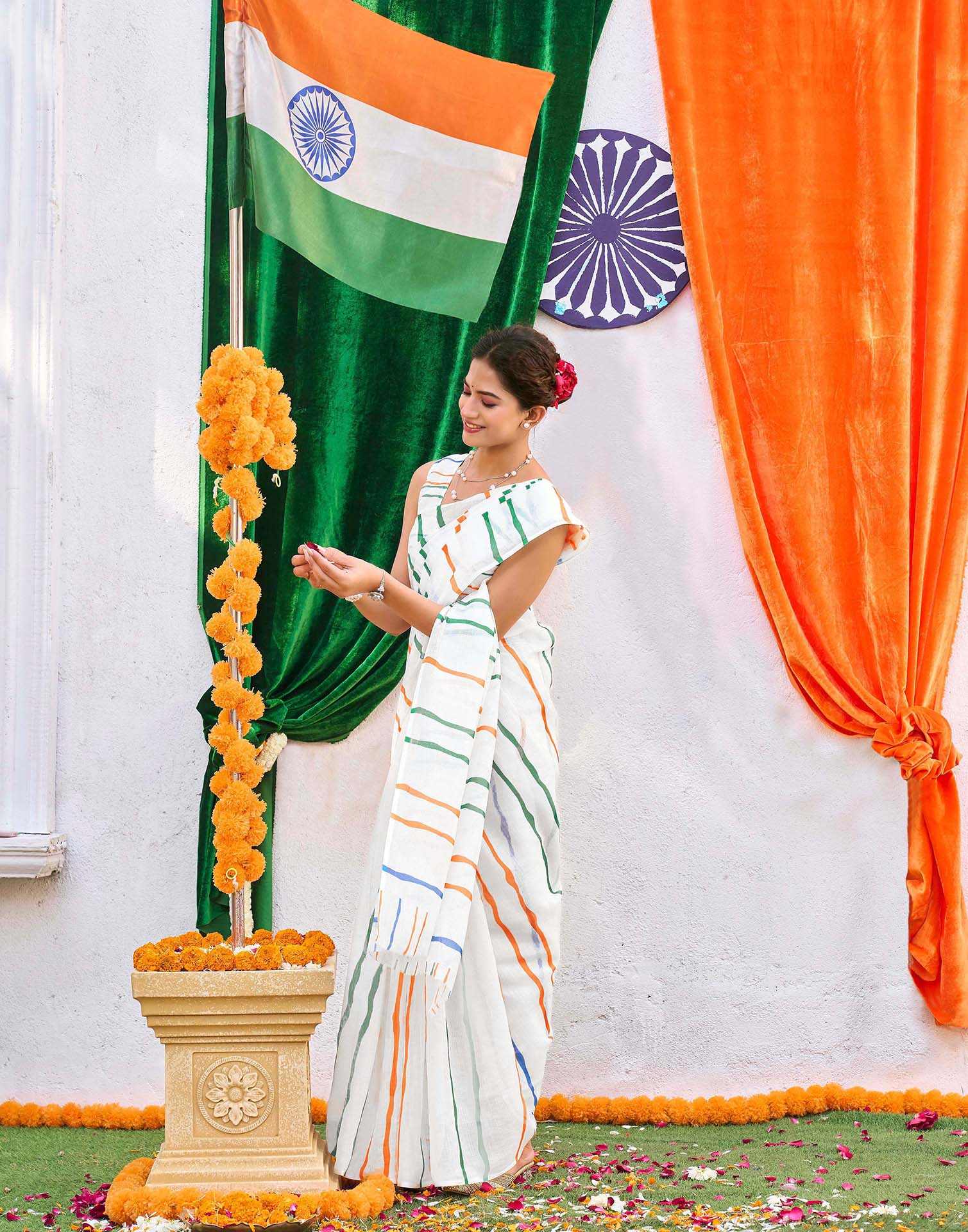 White Linen Printed Saree - Image 5