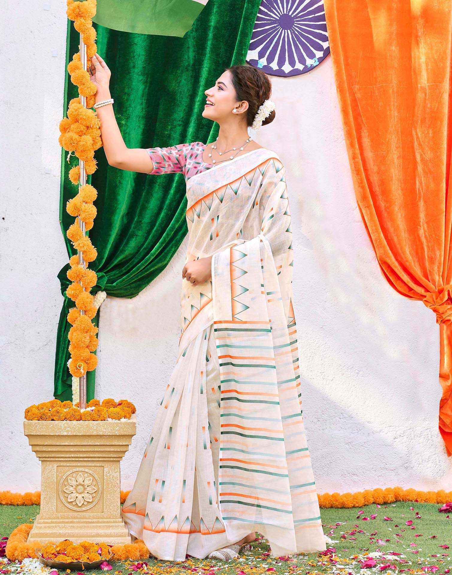 White Linen Printed Saree - Image 4