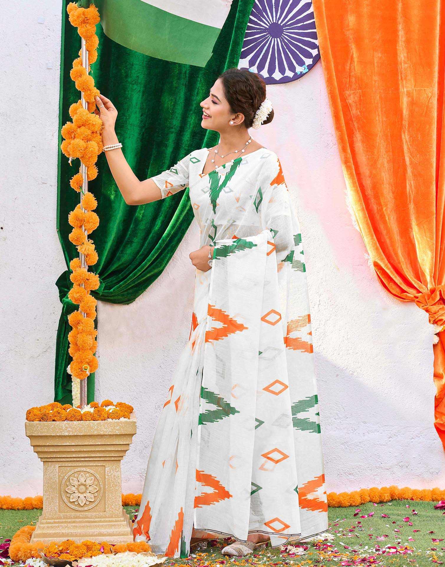 White Linen Printed Saree - Image 4