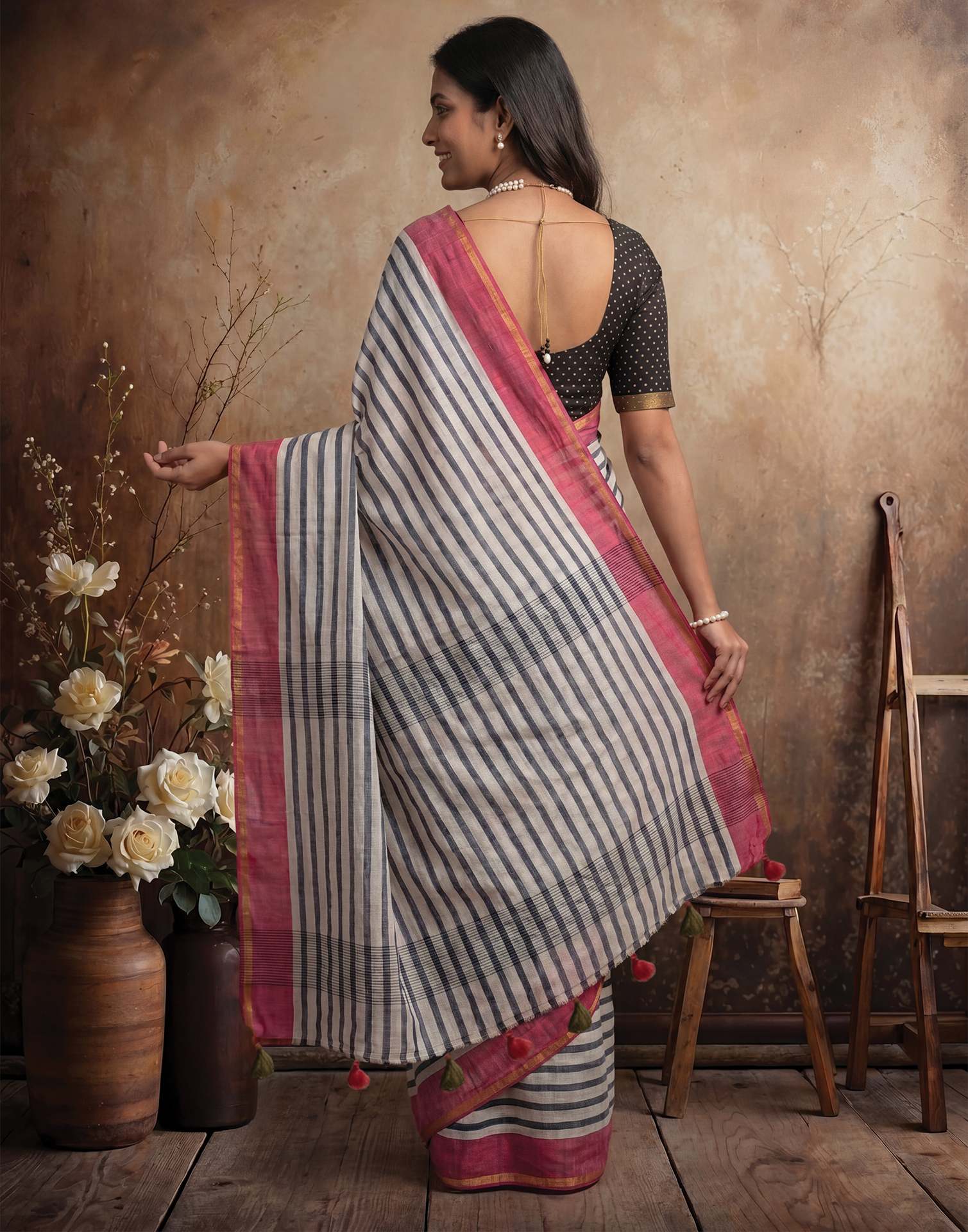 White Linen Printed Zari Border Saree - Image 6