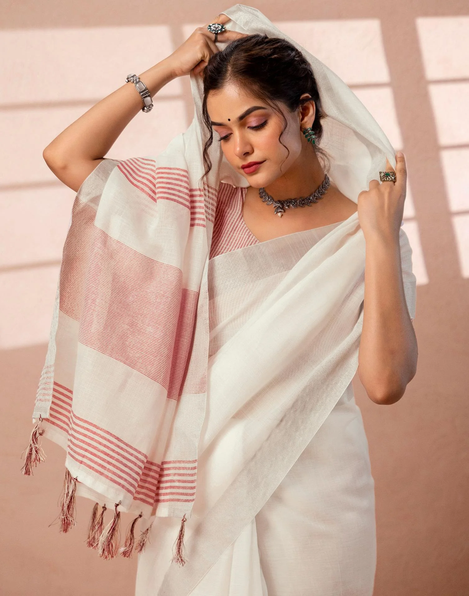 White Linen Woven Border Saree - Image 2