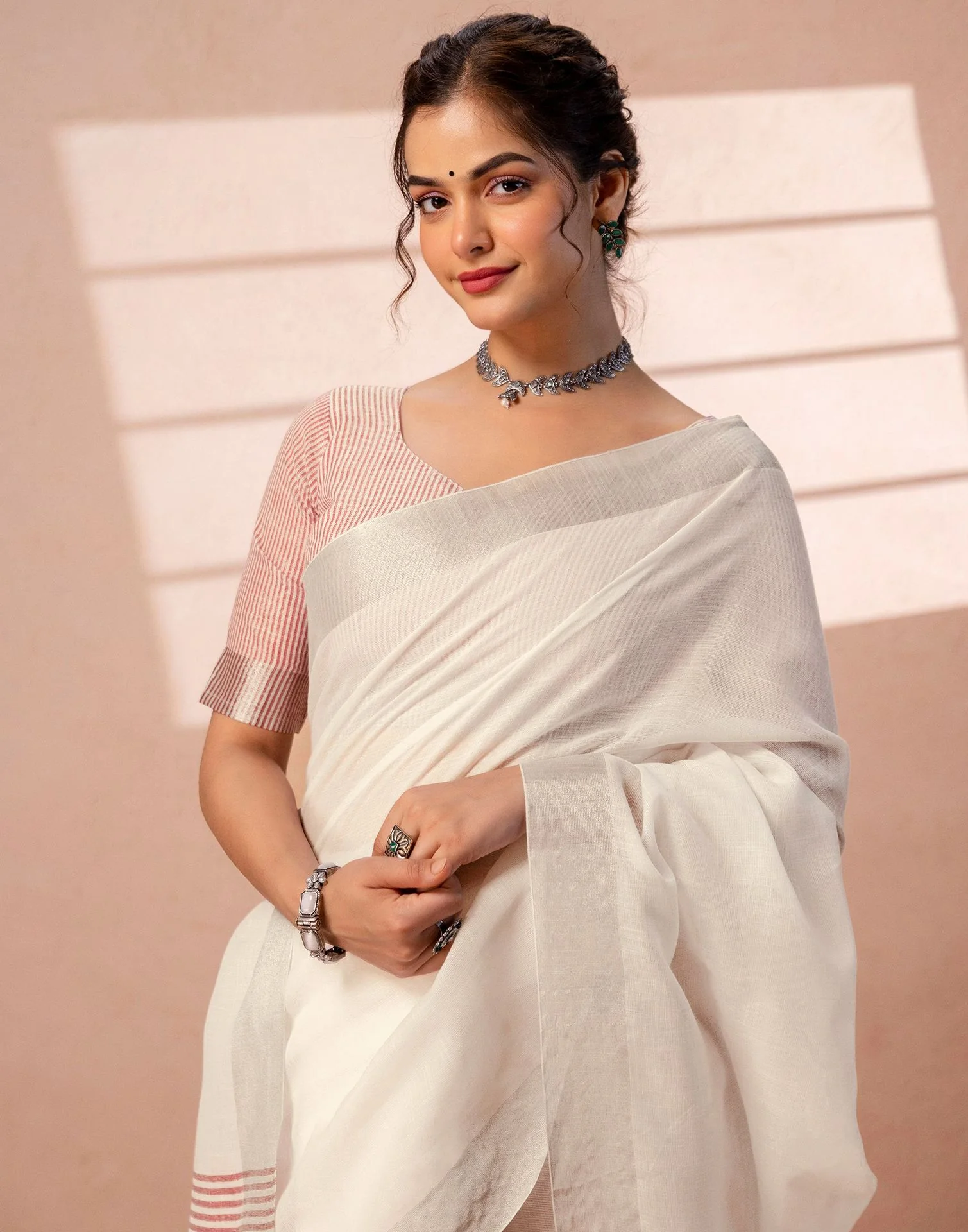 White Linen Woven Border Saree - Image 4