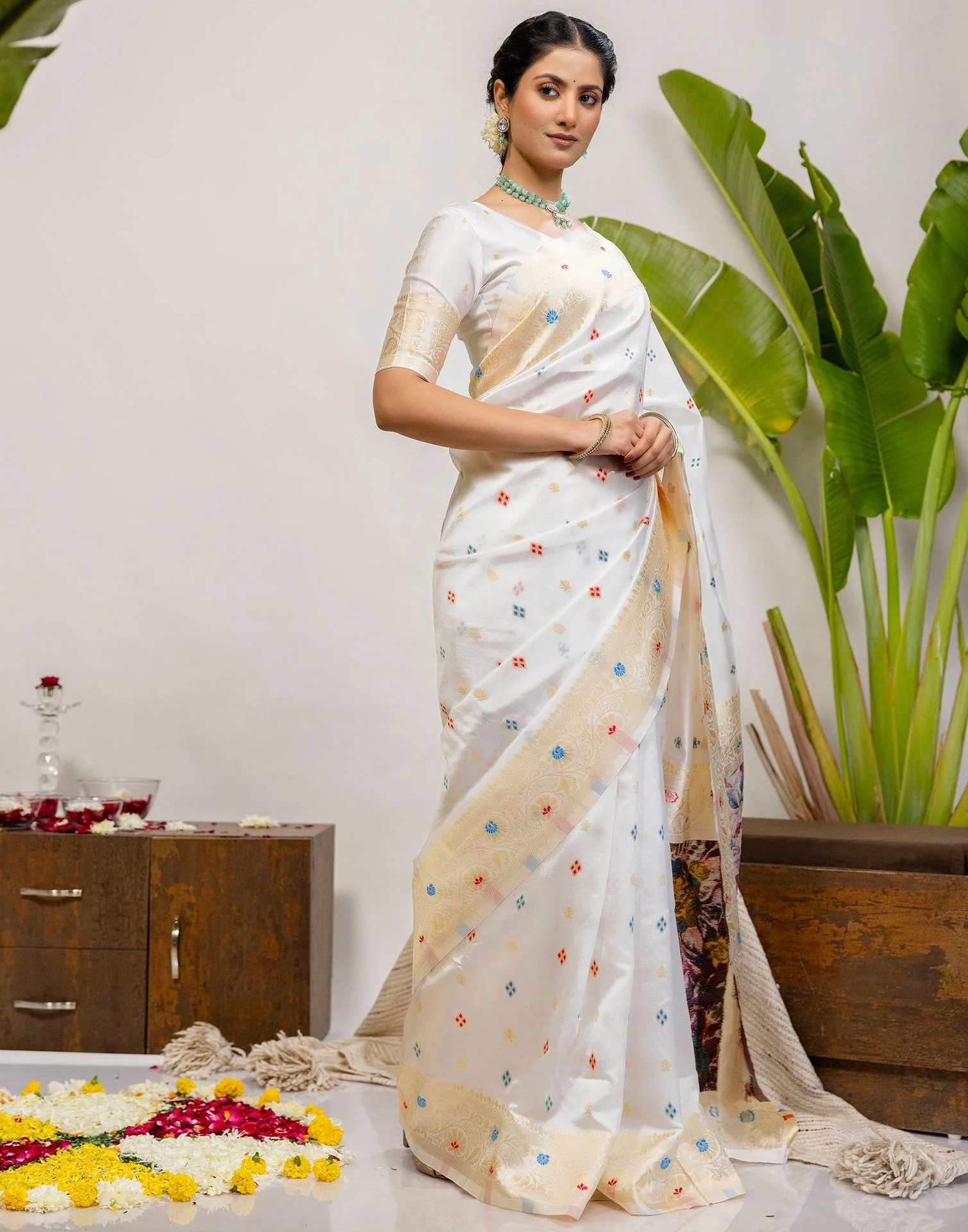White Silk Woven Banarasi Saree - Image 5