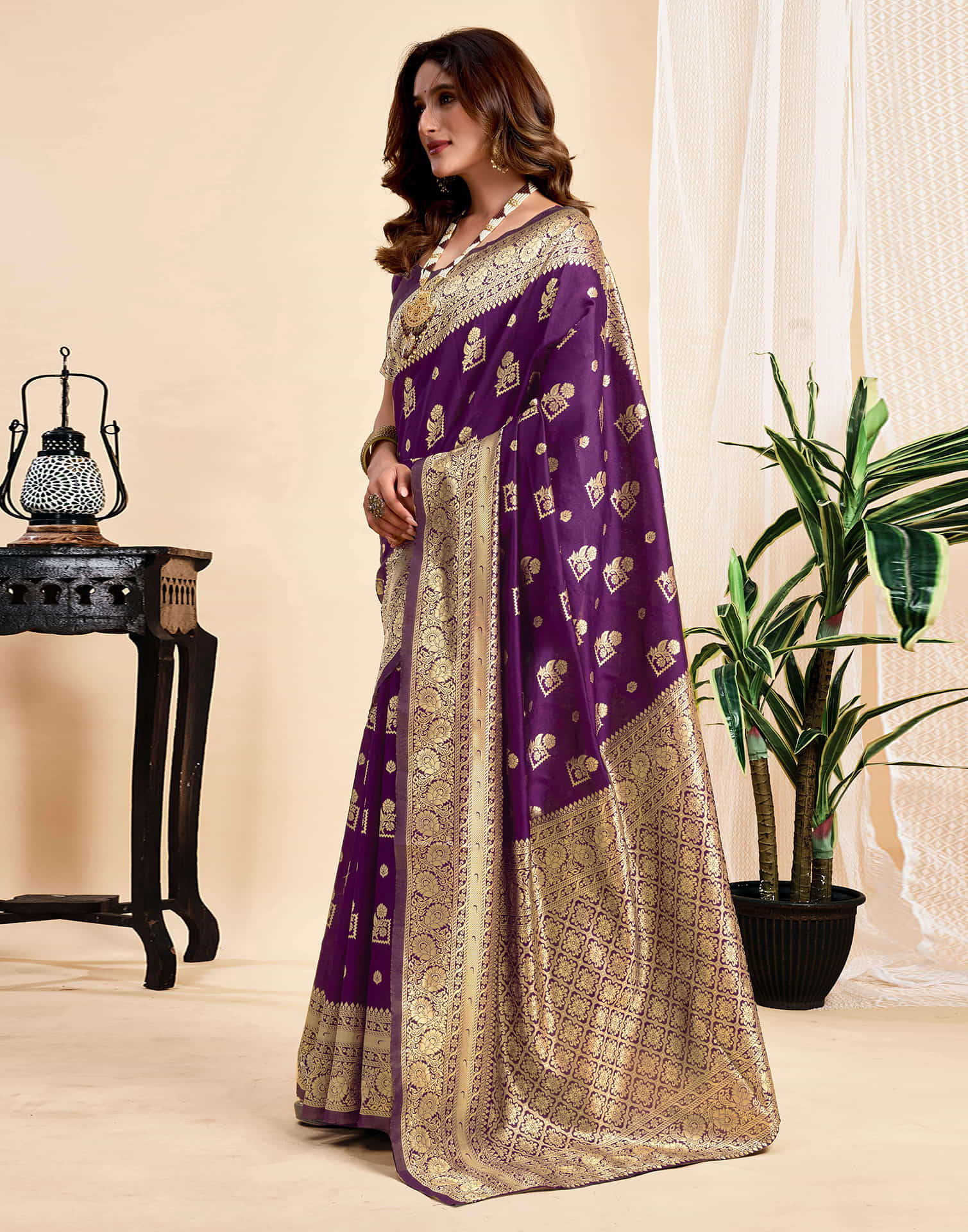 Wine Silk Woven Banarasi Saree - Image 4