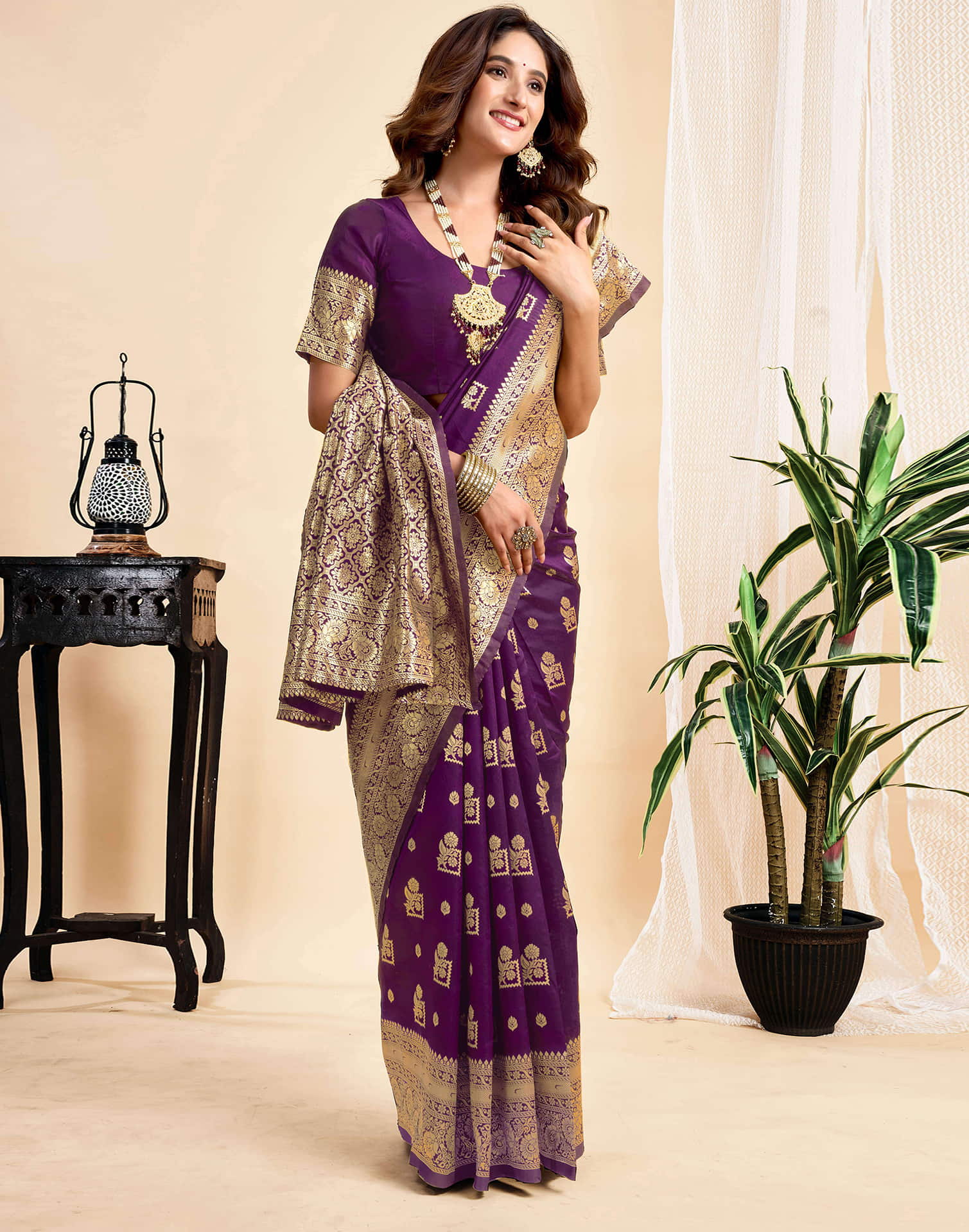 Wine Silk Woven Banarasi Saree - Image 5