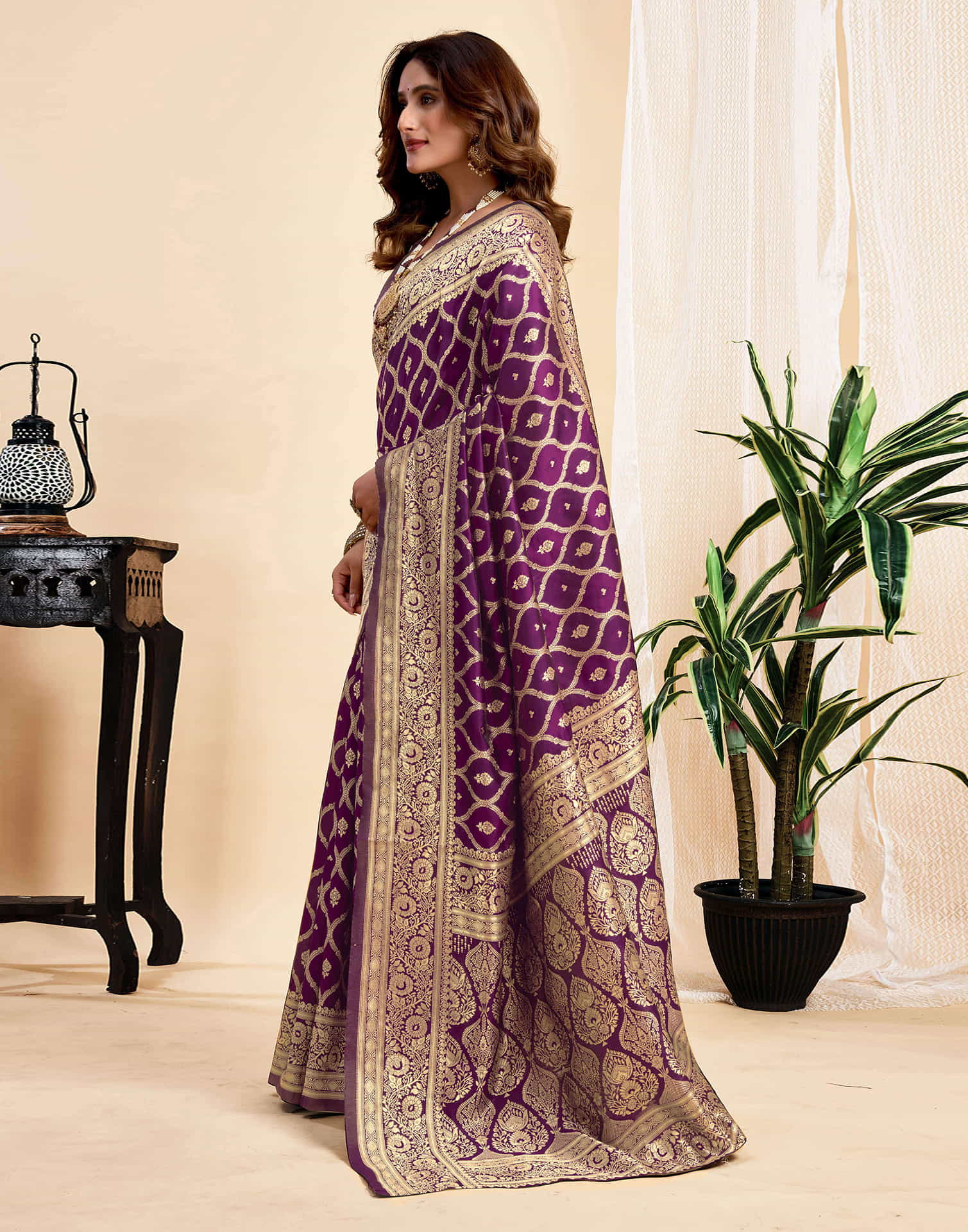 Wine Silk Woven Banarasi Saree - Image 4