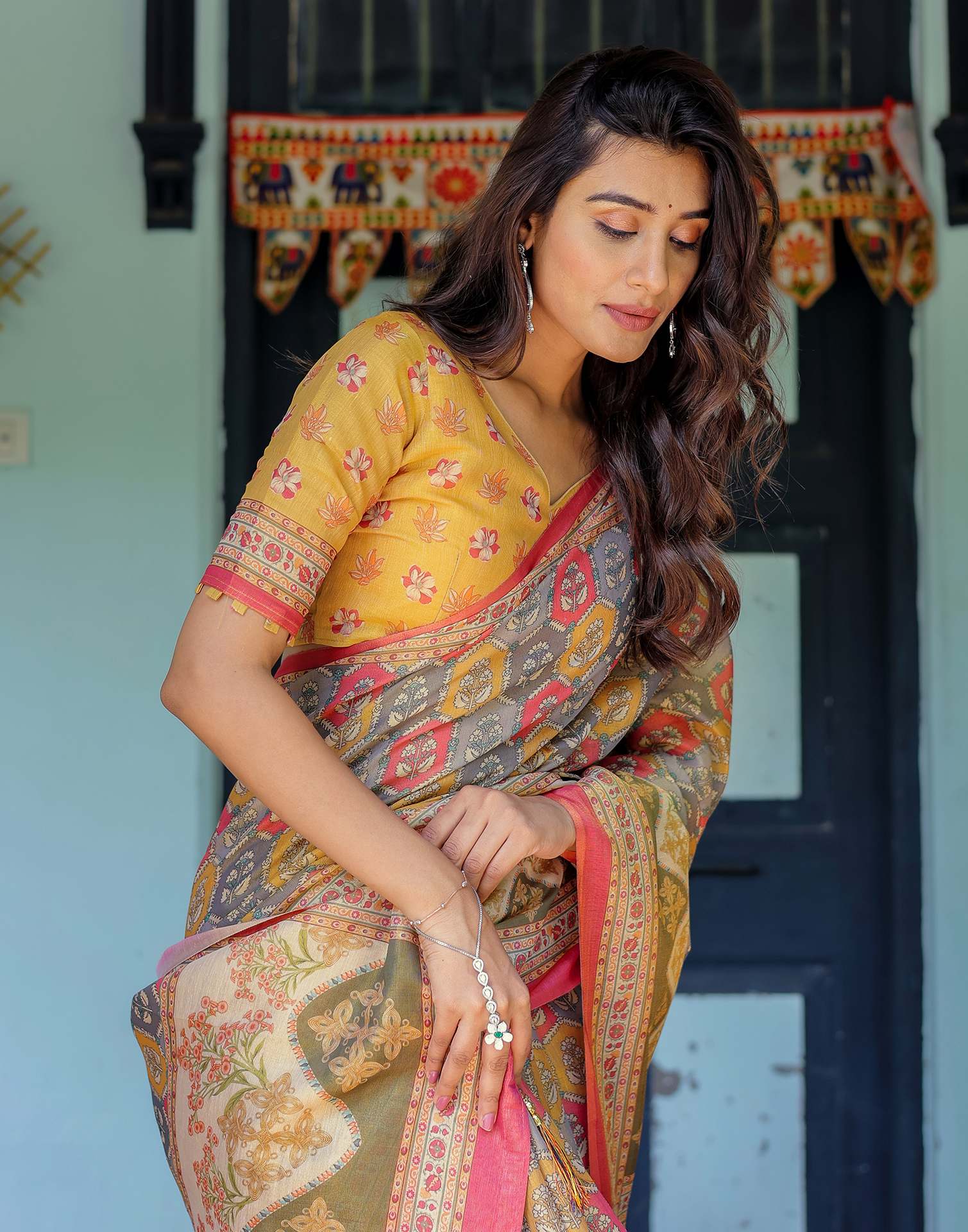 Multicoloured Shimmer Silk Printed Saree - Image 5